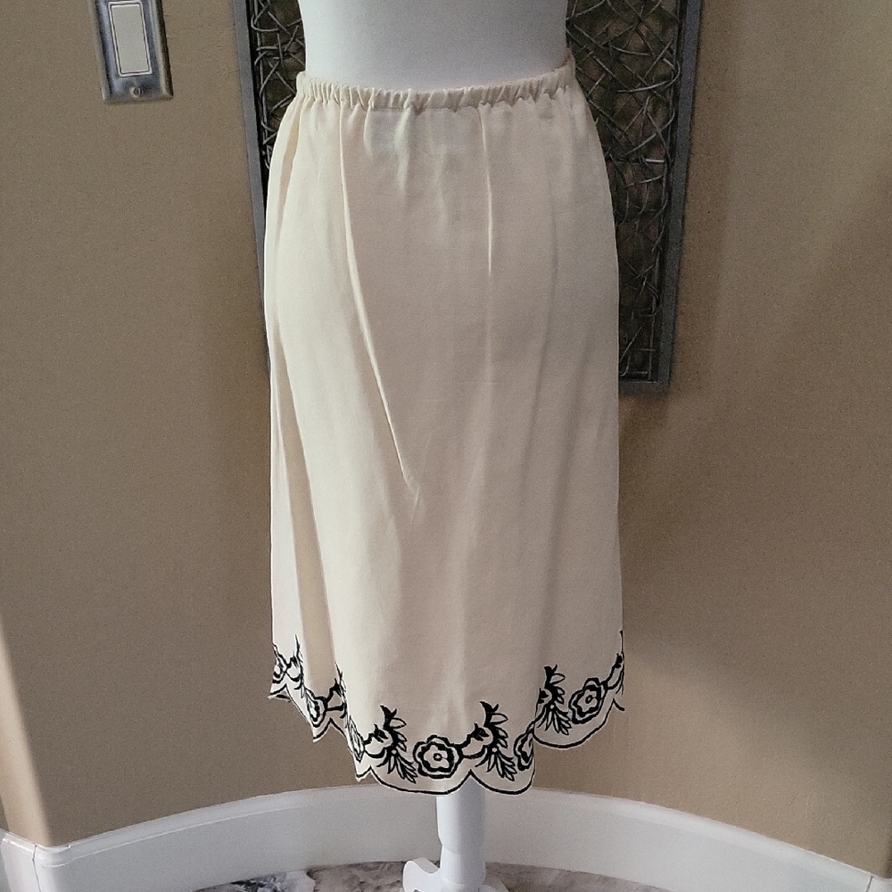 Requirements Linen Flare Skirt with Embroidery and Scalloped Hem Detail - Picture 4 of 8